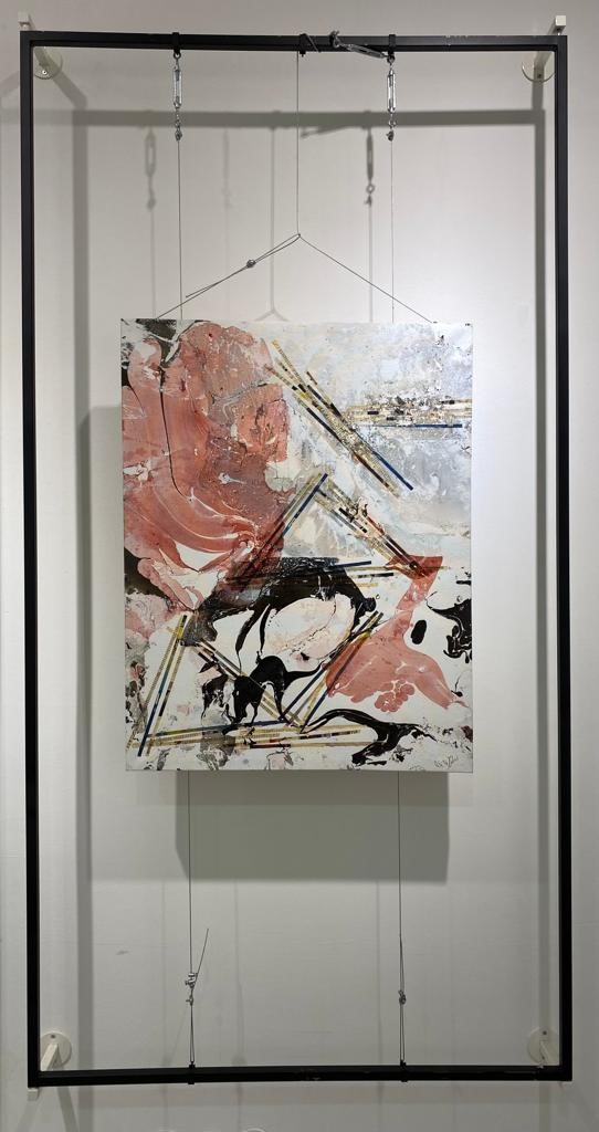 Quadro di Rita di Terlizzi astratto con linee e forme rosa e nere. Appeso a cornice
